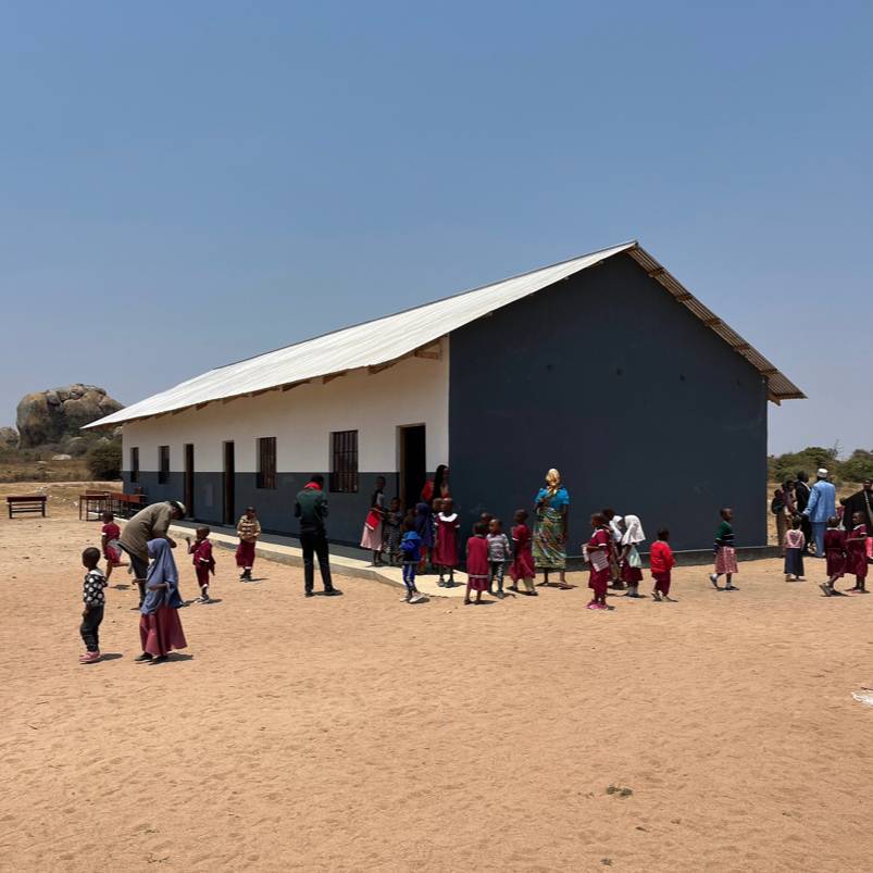 Im September 2023 wurde die beiden ersten Klassenzimmer der neuen Schule offiziell eröffnet.