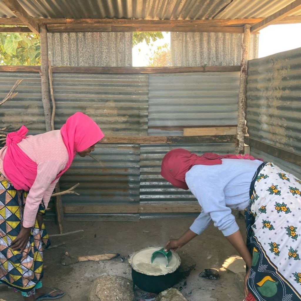 Die Schulküche: Maisbrei (Ugali) für die Kinder als warme Mahlzeit.